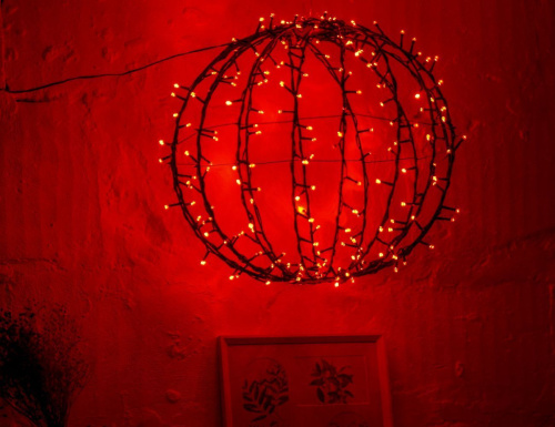 Светодиодное украшение ШАР - DANCING LIGHTS, 210 тёплых белых/разноцветных LED-огней, 48 см, таймер, ПДУ, уличный, Kaemingk фото 7