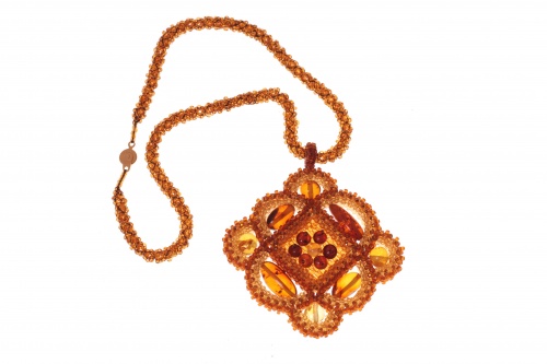 Кулон-ромб плетеный из натурального янтаря и бисера, 30834