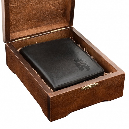 Бумажник мужской, черный, "Лев", в деревянной шкатулке с гравировкой "Настоящий мужчина" (Лев фото 6