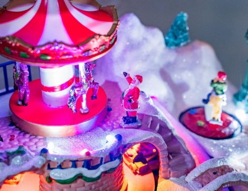 Светодинамическая миниатюра "Новогодний круговорот - карусель", полистоун, цветные LED-огни, динамика, 24x15x16 см, батарейки, Kaemingk фото 2