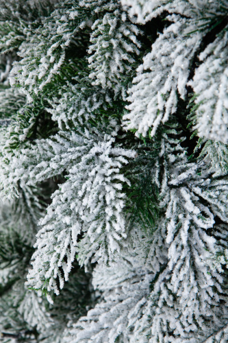 Искусственная ель Власта заснеженная с вплетенной гирляндой, Crystal Trees фото 7