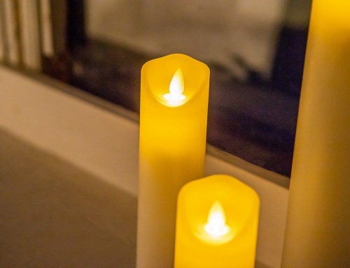 Светодиодная восковая высокая свеча "Танцующее пламя", тёплый белый LED-огонь, белая, батарейки, Edelman, Mica фото 3