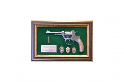 Панно с пистолетами Наган со знаками ФСБ в подарочной коробке, ПС-38
