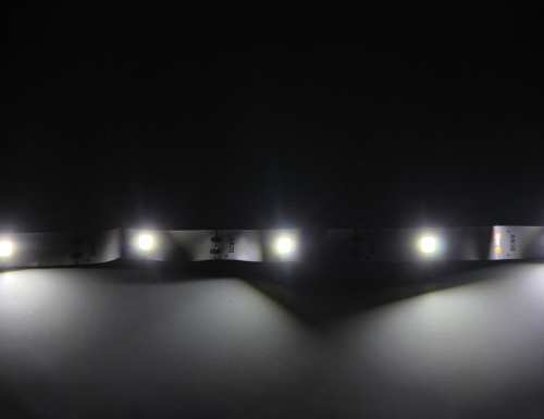 Светодиодная лента LED STRIP на липучке, 90 холодных белых LED-огней, 3 м, батарейки, Koopman International фото 4