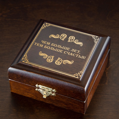 Медаль подарочная "За взятие юбилея 65 лет" в деревянной шкатулке фото 4
