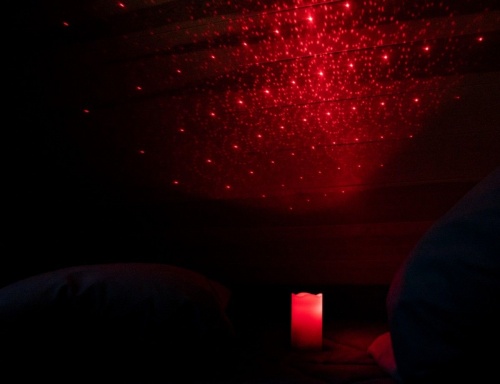 Восковая свеча-проектор "Лазерные чудеса", кремовая, 2 красных LED-огня, 4 варианта узоров проекции, 15 см, таймер, Kaemingk фото 2