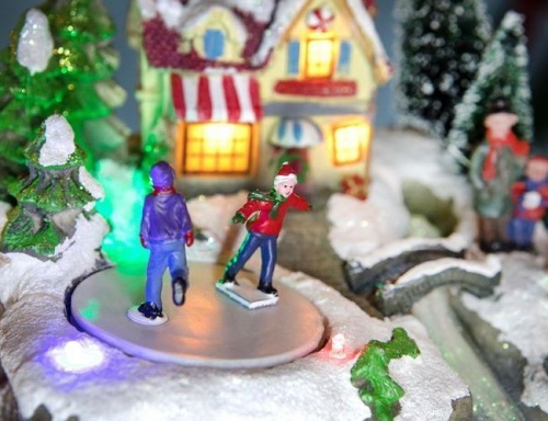 Светящаяся миниатюра "Рождественские удовольствия - на катке" с LED-огнями и динамикой, 19х16х15 см, Kaemingk фото 2