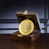 Подарочная медаль "Золотой папа" в деревянной шкатулке (Размер футляра: 9,5/9,5/4,5; Размер медали: 7/7/0,4; Материалы: Дерево, Металл; Цвет: Золотой)