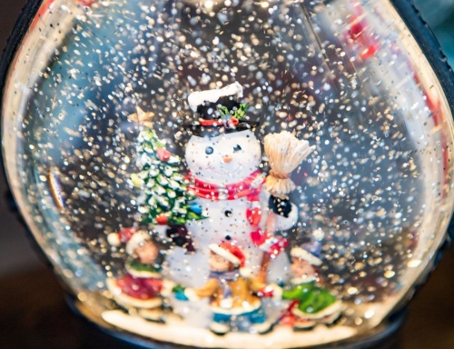 Новогодний снежный фонарь "Снеговик и хоровод", бронзовый, LED-огни, 35.5 см, батарейки, Peha Magic фото 3