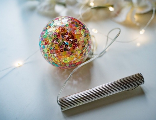 Светящийся ёлочный шар "Пёстрые конфетти", стекло, тёплые белые LED-огни, 8 см, батарейки, Peha Magic фото 2