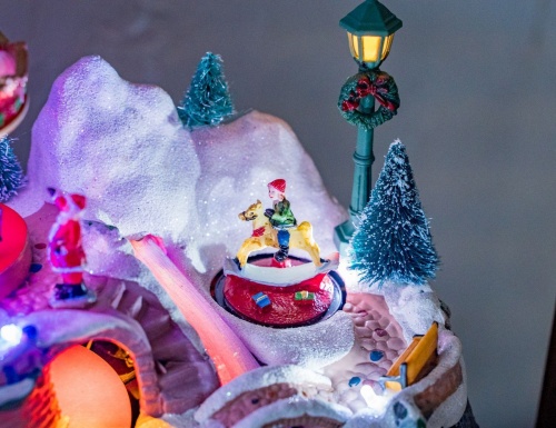 Светодинамическая миниатюра "Новогодний круговорот - карусель", полистоун, цветные LED-огни, динамика, 24x15x16 см, батарейки, Kaemingk фото 5