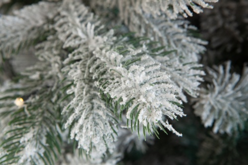 Искусственная ель  Мольвено в снегу с вплетенной гирляндой, Crystal Trees фото 2