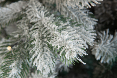 Искусственная ель  Мольвено в снегу с вплетенной гирляндой, Crystal Trees фото 2