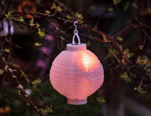 Садовый светильник подвесной Solar "Китайский фонарик с 'танцующим' пламенем" на солнечной батарее, белый, 12 LED-огней, 20х23 см, Kaemingk (Lumineo)