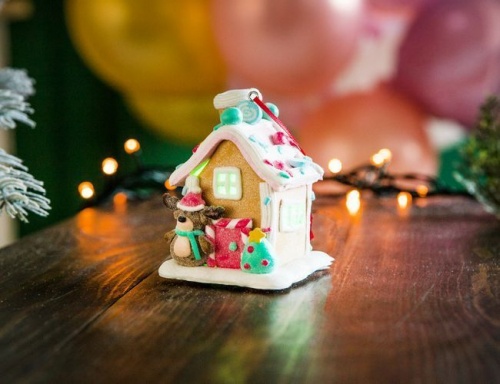 Ёлочная игрушка "Карамельный домик новогоднего оленя" с подсветкой LED-огнями, полирезин, 6.5х6.5х8.4 см, Forest Market фото 3