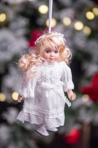 Ёлочная игрушка "Винтажная куколка" в белом платье, фарфор, текстиль, 20 см, SHISHI фото 3