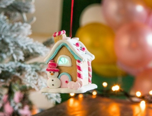Ёлочная игрушка "Карамельный домик для снеговичка" с подсветкой LED-огнями, полирезин, 6.5х6.5х8.4 см, Forest Market фото 2
