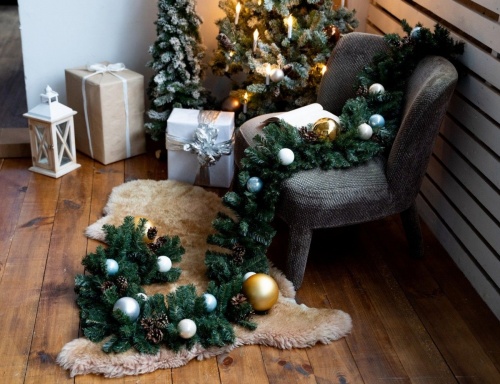 Гирлянда "Рождественская" 14 темно-зеленая с шишками, хвоя - PVC, 270х23 см, MOROZCO фото 4