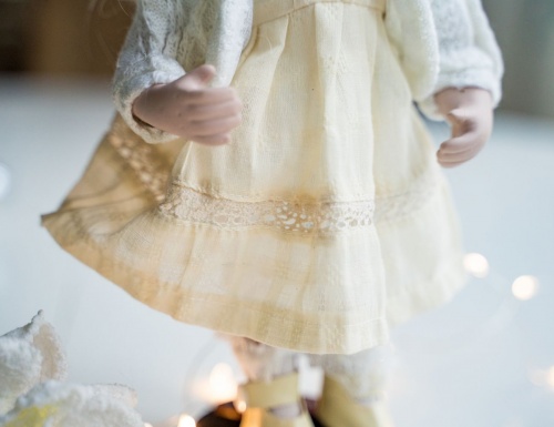 Ёлочная игрушка "Винтажная куколка ангелика", в кремовом платье, фарфор, текстиль, 32 см, SHISHI фото 2