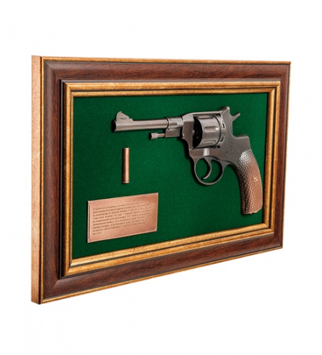 ПК-218 Панно с пистолетом "Наган" в подарочной упаковке 25х37 фото 2
