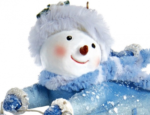 Ёлочная игрушка "Мальчуган-снеговичок на санках", полистоун, 9 см, Kurts Adler фото 2