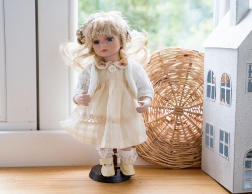 Ёлочная игрушка "Винтажная куколка ангелика", в кремовом платье, фарфор, текстиль, 32 см, SHISHI фото 3