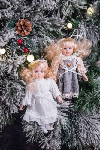 Ёлочная игрушка "Винтажная куколка" в белом платье, фарфор, текстиль, 20 см, SHISHI фото 2