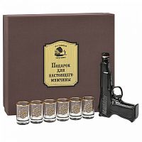 Набор штоф-Пистолет и 6 стопок 'Настоящий мужчина', низкие с золотой каймой, герб из латуни, материалы: стекло, керамика, латунь, подарочная коробка из картона, детали: гравировка, упаковка с шелковым ложементом серого цвета