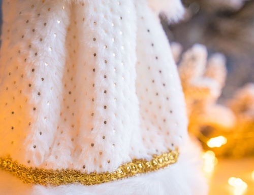 "Снегурочка" в белой с золотом шубе и шапке, Triumph Tree фото 3