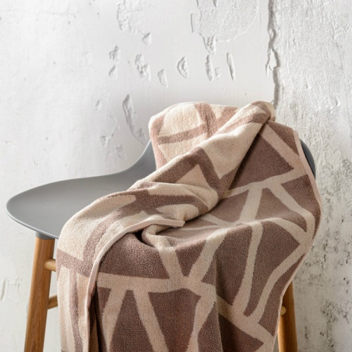 Жаккардовое банное полотенце с авторским дизайном Geometry коричнево-бежевого цвета из коллекции Wil фото 2