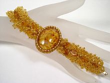 Плетеный браслет из бисера с вставкой из цельного янтаря, 20028