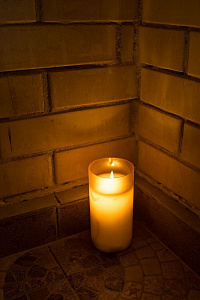 Восковая светодиодная свеча в стакане МЭРИЛ,  имитация "живого" мерцающего пламени, колышущийся язычок, золотистая, 7.5х15 см, Peha Magic