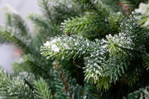 Искусственная ель Лаки заснеженная с ягодами, Crystal Trees фото 3