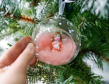 Стеклянный ёлочный шар с фигуркой АНГЕЛОЧЕК ЛИЯ В РОЗОВОМ ОБЛАЧКЕ, 8 см, Kaemingk