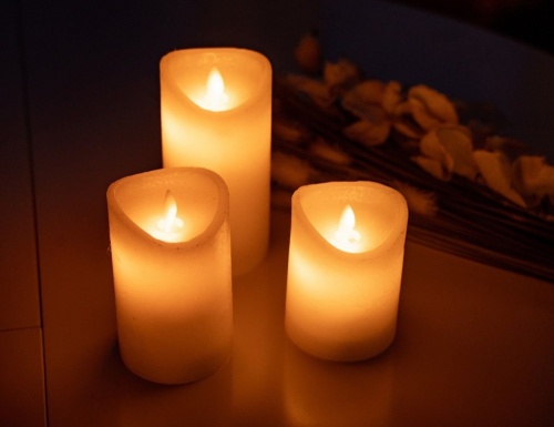 Набор электрических восковых свечей ФЛЭЙМИ (3 шт.), кремовый, тёплые белые LED-огни колышущиеся, таймер, диммер, ПДУ, Koopman International фото 4