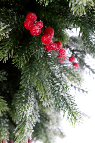 Искусственная ель Лаки заснеженная с ягодами, Crystal Trees фото 4