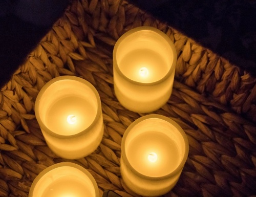 Светодиодные восковые свечи КЛАССИКА, кремовые, тёплые белые LED-огни мерцающие, 7.5х10 см (4 шт.), ПДУ, Kaemingk (Lumineo) фото 2