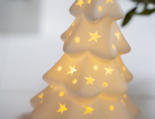 Светящаяся новогодняя статуэтка елка "Снежный крем", керамика, белая, тёплый белый LED-огонь, 17х10 см, батарейки, Sigro фото 2