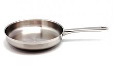 Сковорода диаметром 24 см ЕВРОПА изготовлена из металла, цвет серебристый