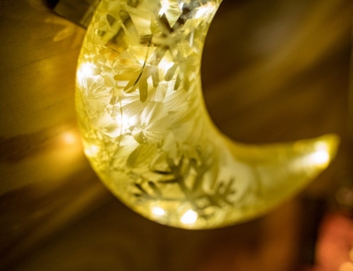 Подвесной декоративный светильник "Месяц в снежинках", стекло, тёплые белые LED-огни, 17 см, батарейки., Due Esse Christmas фото 2
