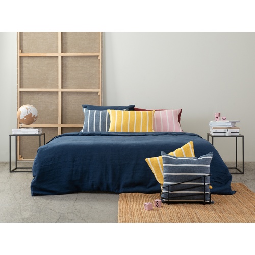 Чехол на подушку декоративный в полоску темно-синего цвета из коллекции essential фото 6