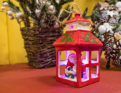 Светящаяся ёлочная игрушка "Санта в домике", керамика, полистоун, RGB LED-огни, 9x9x17 см, батарейки, таймер, Kaemingk фото 2