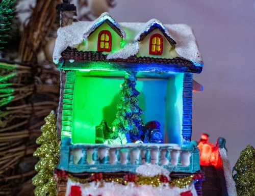 Светодинамическая миниатюра "Новый год на пороге" с Сантой, полистоун, 7 разноцветных LED-огней, динамика, 18 см, батарейки, Kaemingk фото 2