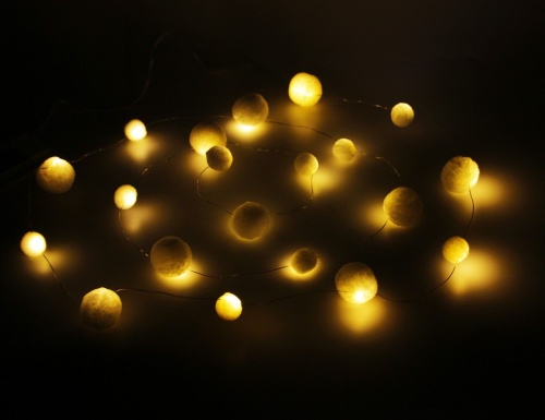 Электрогирлянда СНЕЖКИ-ПОМПОНЧИКИ, 20 тёплых белых микро LED-огней, 2+0.3 м, батарейки, Koopman International фото 4