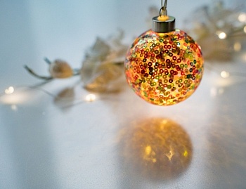 Светящийся ёлочный шар "Пёстрые конфетти", стекло, тёплые белые LED-огни, 8 см, батарейки, Peha Magic
