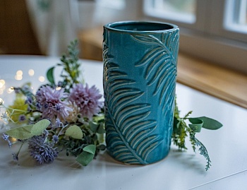 Декоративная керамическая ваза "Пальмовый мотив", тёмно-бирюзовая, 19 см, Kaemingk