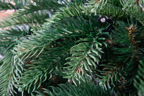 Искусственная ель Власта зеленая с вплетенной гирляндой, Crystal Trees фото 9