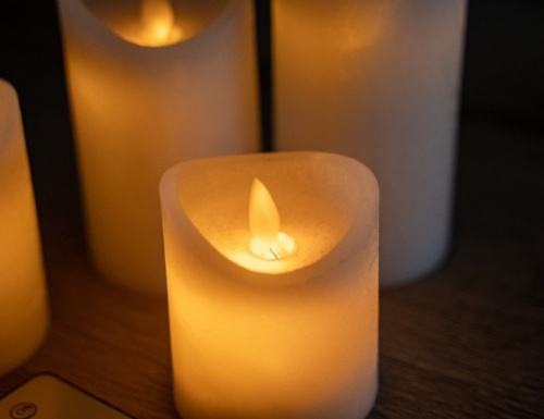 Набор электрических восковых свечей ФЛЭЙМИ (4 шт.), белых, тёплые белые LED-огни колышущиеся, ПДУ, батарейки, Koopman International фото 5