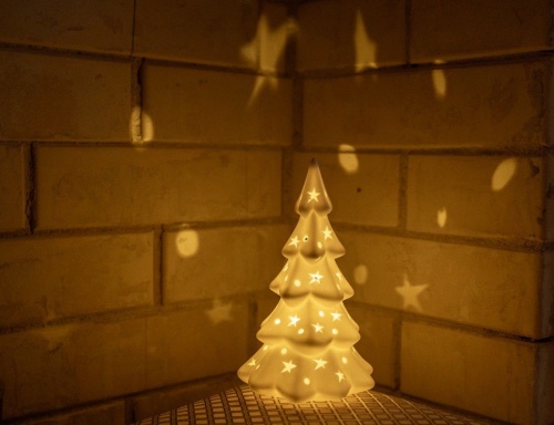 Светящаяся новогодняя статуэтка елка "Снежный крем", керамика, белая, тёплый белый LED-огонь, 17х10 см, батарейки, Sigro