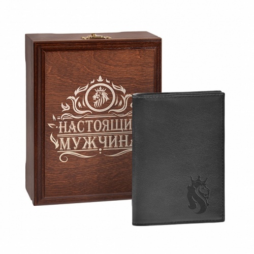 Обложка для паспорта, черная, "Лев", в деревянной шкатулке с гравировкой "Настоящий мужчина" (Лев). фото 2